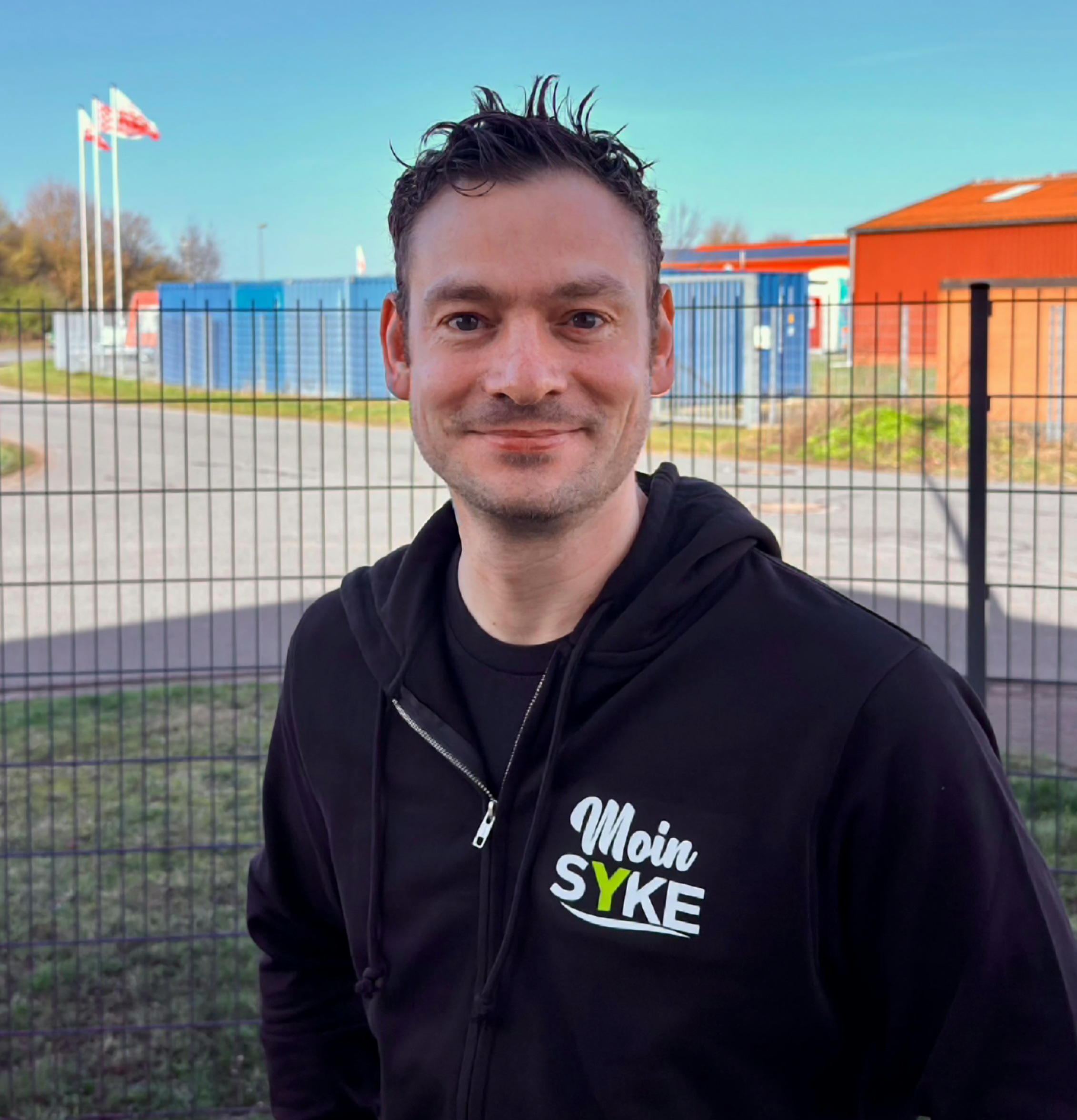 Christian Eilers mit Moin Syke Hoody-Jacke